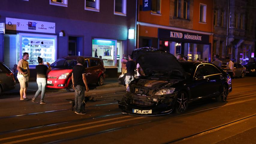 Mercedes prallt gegen Golf: Unfall in der Wölckernstraße