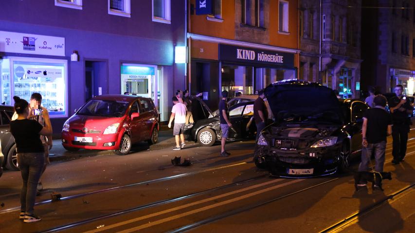 Mercedes prallt gegen Golf: Unfall in der Wölckernstraße