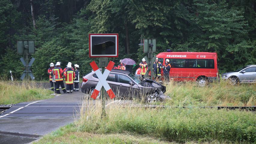 Unfall an unbeschranktem Bahnübergang: Zug fährt gegen BMW