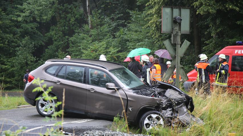 Unfall an unbeschranktem Bahnübergang: Zug fährt gegen BMW