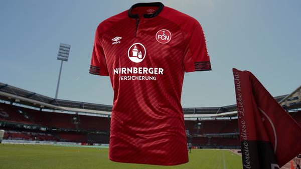 Das ist das Trikot, mit dem der Club das Projekt Klassenerhalt schaffen will. Mit Diagonalstreifen, dem charakteristischen Club-Rot und einem schwarzen Kragen setzt Ausrüster Umbro dabei auf ein eher schlichtes Design.
