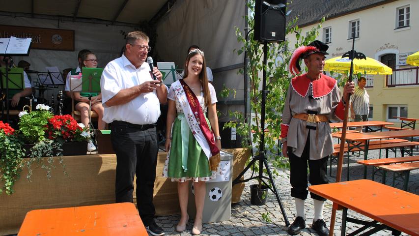 Bürgermeister Hans Popp eröffnete zusammen mit Krautkönigin Carolin das Stadtfest eröffnet. Mit dabei war Michael Simon – diesmal als Stadtsoldat.