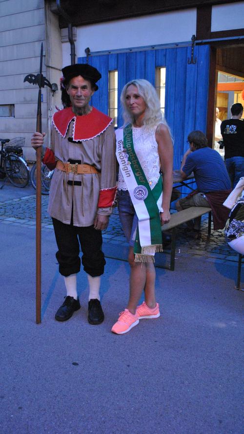 Nachtwächter Michael Simon ließ sich gern mit der Altlandsberger Bierkönigin fotografieren. Tagsüber war er als Stadtsoldat unterwegs.