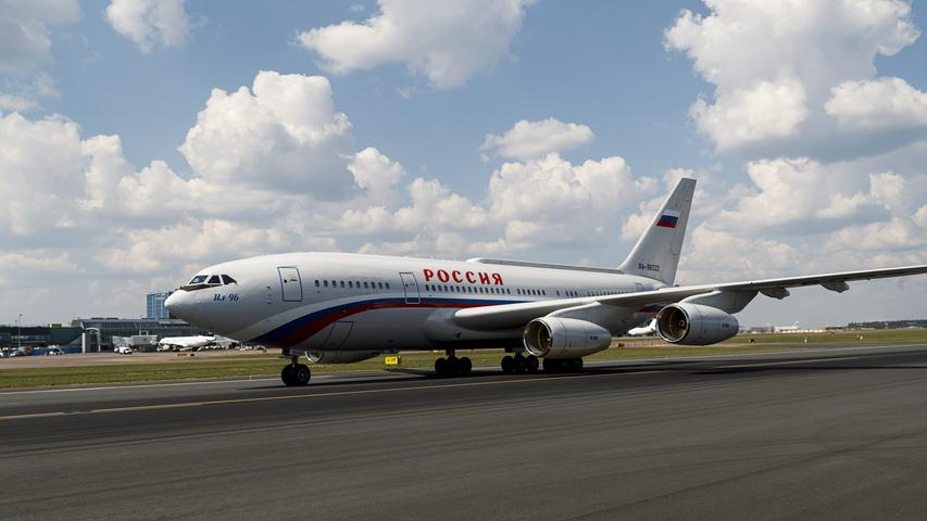 Von Moskau nach Helsinki: Das Flugzeug mit dem russischen Präsidenten Putin an Bord landet am Vormittag auf dem Flughafen in Vantaa.