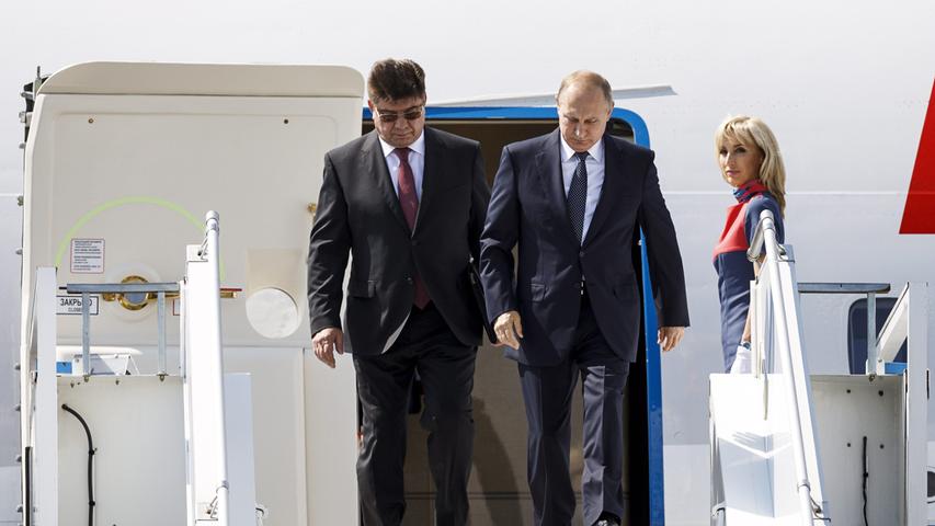 In Begleitung des neuen russischen Botschafters, Pavel Kuznetsov, verlässt er das Flugzeug.