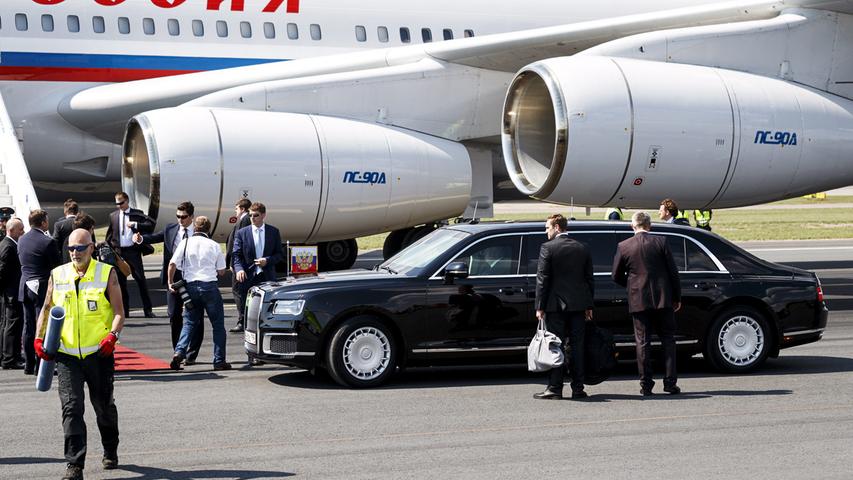 Die Limousine des russischen Präsidenten steht am Flughafen bereit.