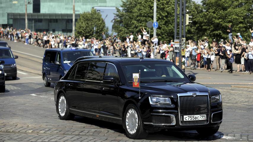 Wenige Minuten später fährt der Konvoi mit der Kortezh Limousine des russischen Präsidenten Putin am Parlament vorbei.