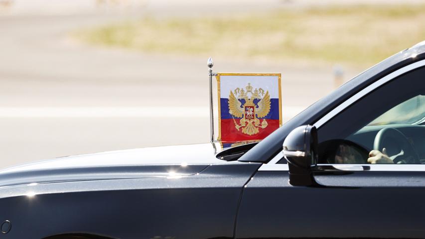Wenige Minuten später fährt der Konvoi mit der Kortezh Limousine des russischen Präsidenten Putin am Parlament vorbei.