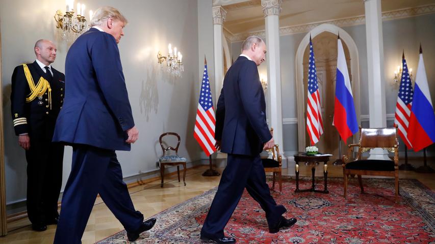 Gemeinsam erscheinen Trump und Putin vor den Kameras.