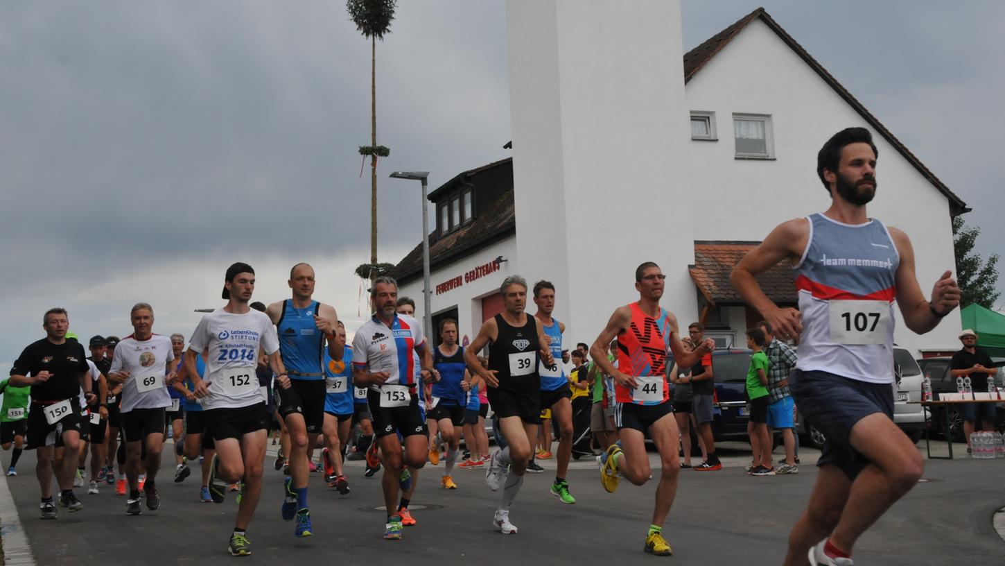 Trotz WM-Finale und Wetter zog der Aurauer Klosterweglauf 155 Läufer an.
