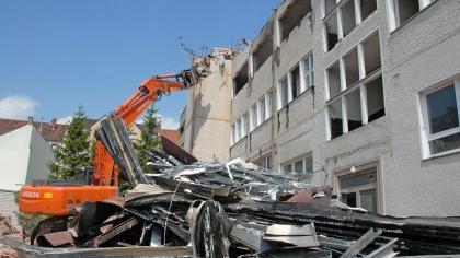 Abrissbagger knabbern an der alten Südstadt