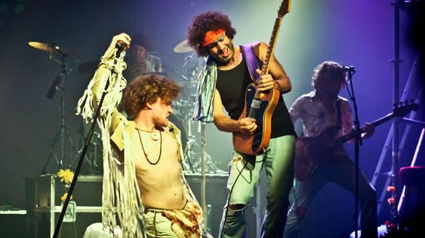 Das Woodstock-Festival im Jahr 1969 erlangte weltweite Berühmtheit. "Woodstock: 3 Days Of Peace And Music" ist der Dokumentarfilm über das Mega-Festival. Über 20 Kameraleute erstellten damals auf dem Festival über 100 Stunden Farbfilmmaterial. Daraus wurde dieser dreistündiger Film zusammengestellt, der die Auftritte von Stars wie Jimmy Hendrix und Janis Joplin zeigt. Online zu finden ist dieser Film auf Amazon.