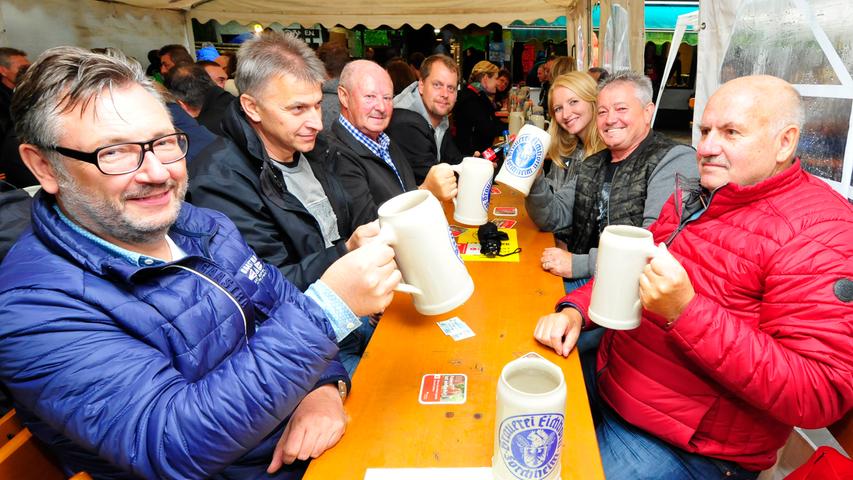 Maßhalten und genießen ist die Devise. Festbier trinken gehört einfach zum Annafest-Besuch dazu. Für den Liter Festbier bezahlt der Besucher heuer um die 8,50 Euro.