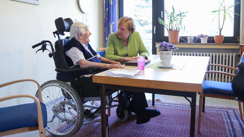 Merkel inspiziert Pflegeheim: 