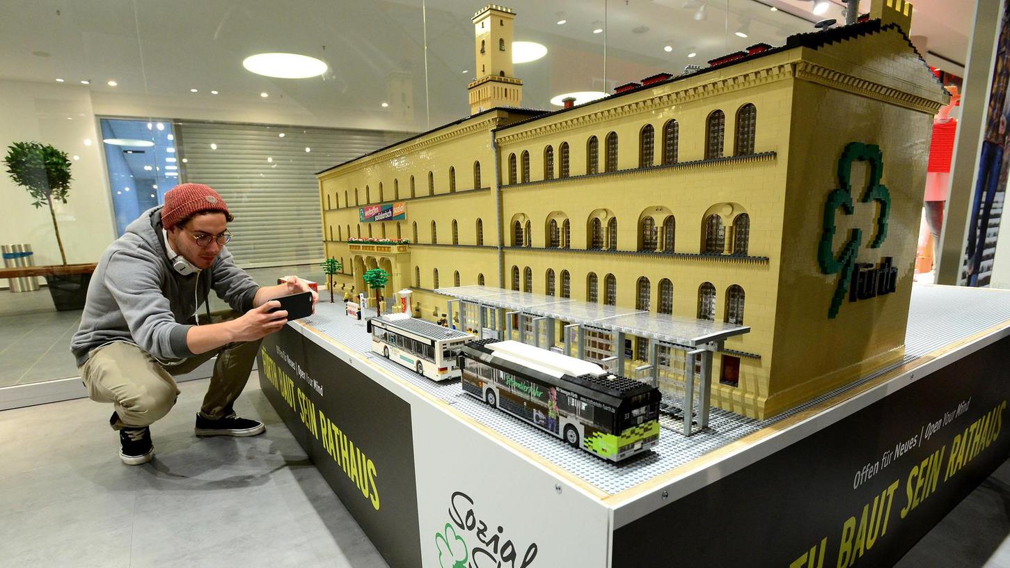 Fürther Rathaus aus über 50 000 Lego-Steinen