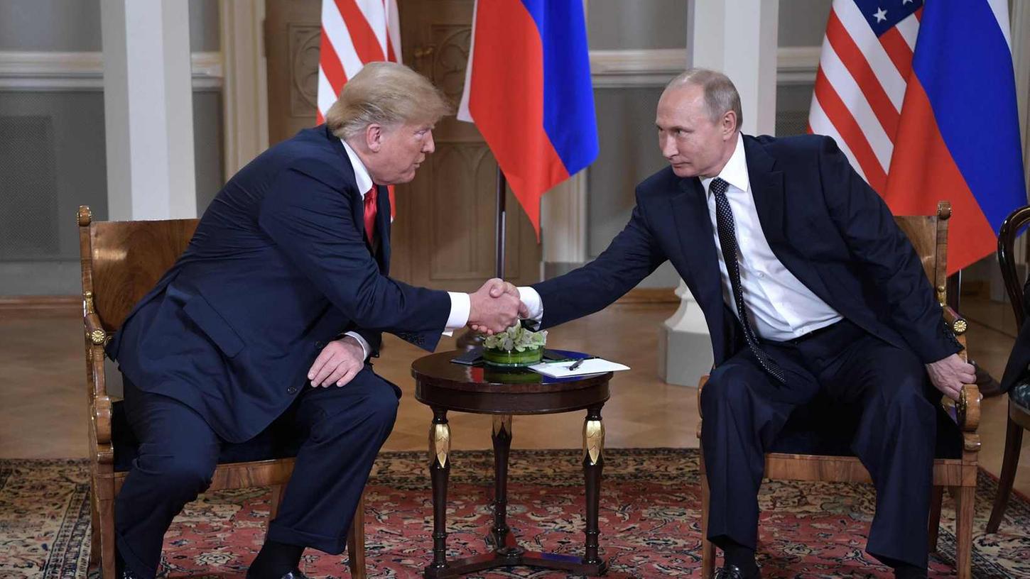 Während aus Russland viel Lob kam, schlug Trump in der Heimat eine Welle parteiübergreifender Kritik an seinem Kuschelkurs gegenüber Putin entgegen.