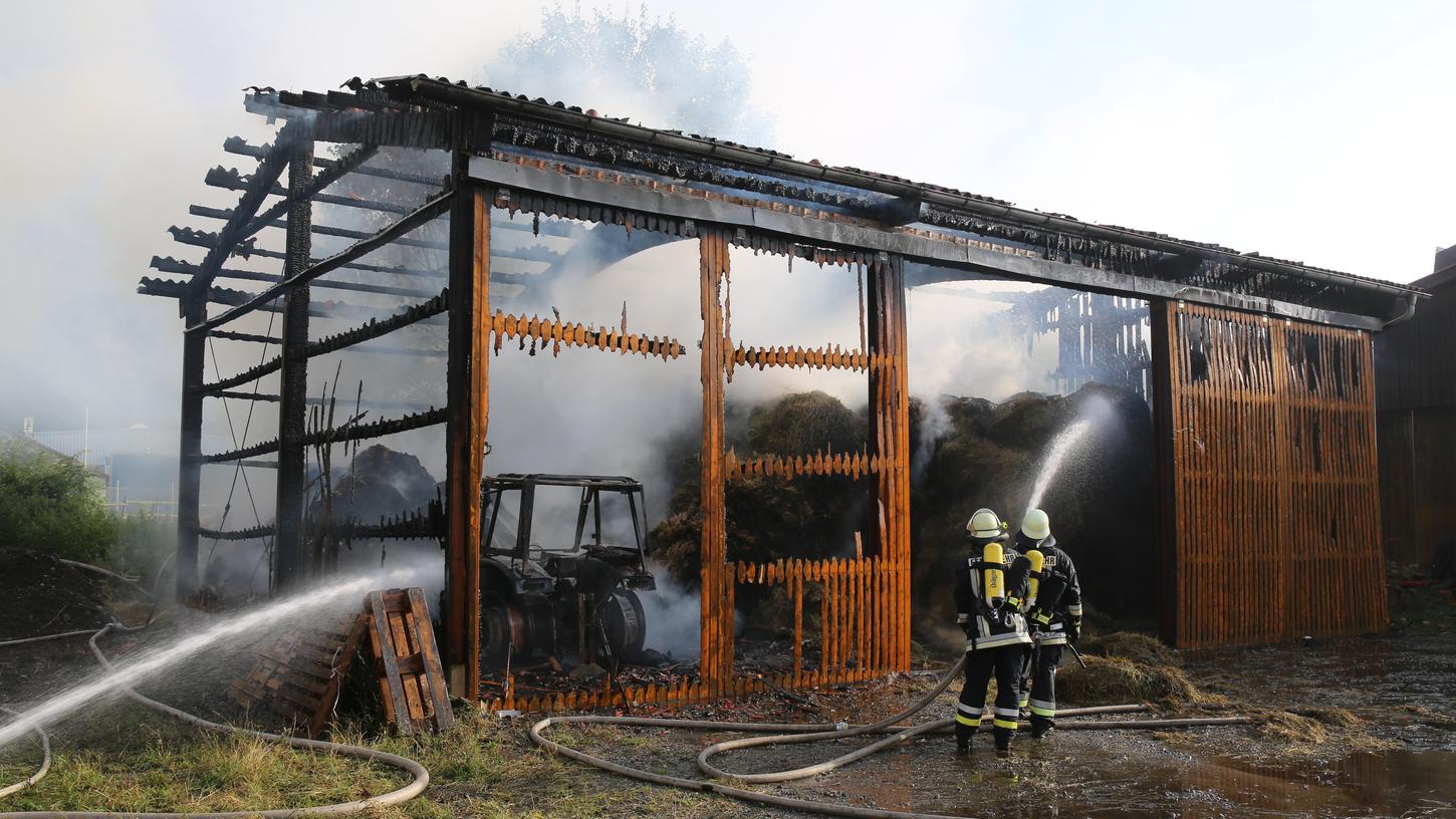 Die Feuerwehr konnte nicht verhindern, dass die Flammen das Gebäude vollständig zerstörten.