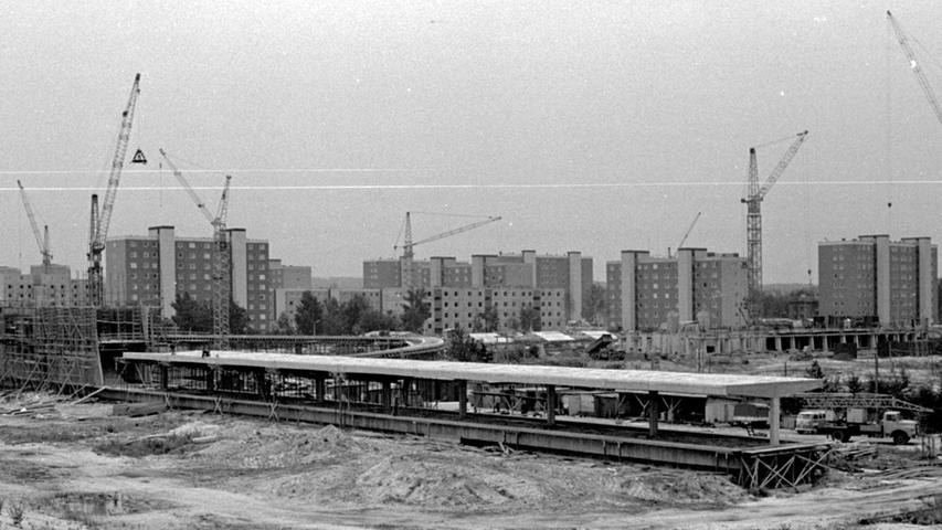 "Langwasser-Nord", der erste im Rohbau vollendete U-Bahnhof: links vom 90 Meter langen Mittelbahnsteig liegt das Gebäude mit der Schalterhalle und den Betriebsräumen. Die Fußgänger erreichen die Station über Brücken, von denen eine in das Ladenzentrum der Nachbarschaft „U“ (im Hintergrund), die andere in das östliche Langwasser führt. 19. Juli 1968: Die U-Bahn macht Fortschritte