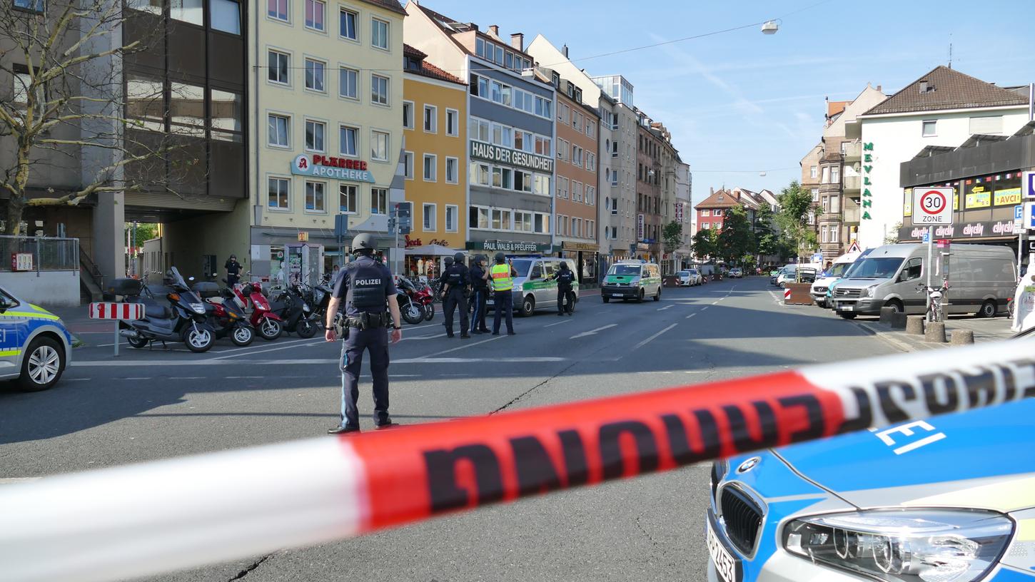Kurz vor 8 Uhr informierte ein Anrufer die Polizei über eine Auseinandersetzung in der Ottostraße - die Polizei fahndete mit mehreren Einheiten nach dem Flüchtigen.