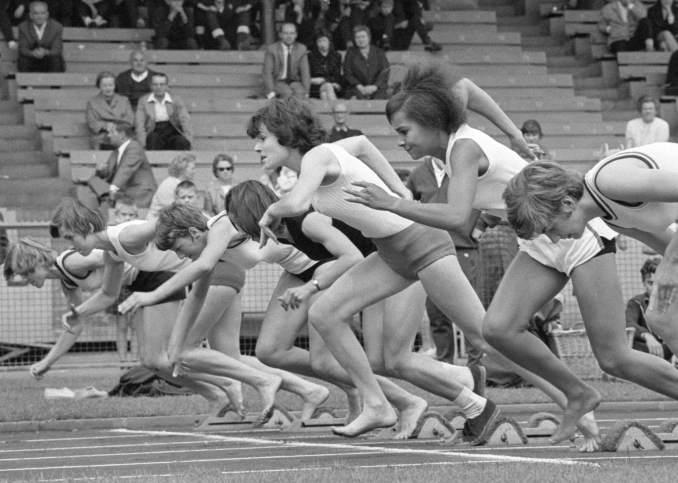 Mit ernster Miene starten die Mädchen zum Lauf über 75 Meter. Ganz oben die Münchnerin Eigner, die groß auftrumpft, Zweite von rechts Rosa Weber (N). Mit ernster Miene starten die Mädchen zum Lauf über 75 Meter. Ganz oben die Münchnerin Eigner, die groß auftrumpft, Zweite von rechts Rosa Weber (N).