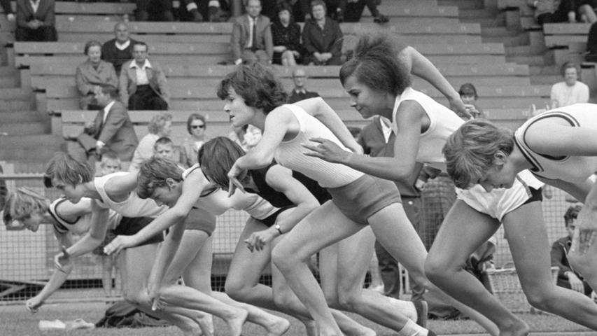 Mit ernster Miene starten die Mädchen zum Lauf über 75 Meter. Ganz oben die Münchnerin Eigner, die groß auftrumpft, Zweite von rechts Rosa Weber (N). Hier geht es zum Kalenderblatt vom 21. Juli 1968: Die Großen hamsterten die Titel