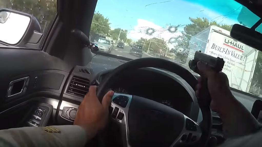 Verfolgungsjagd: US-Cop schießt durch eigene Autoscheibe