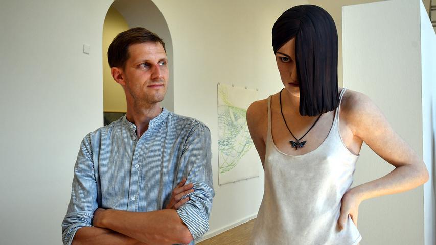 Rainer Kurka mit seiner trotzig dreinschauenden Terrakotta-Figur "Lilith", die ihm so lebensnah gelungen ist, dass man sie fast ansprechen möchte. Auch Kurka wird dafür mit einem der weiteren Preise belohnt.