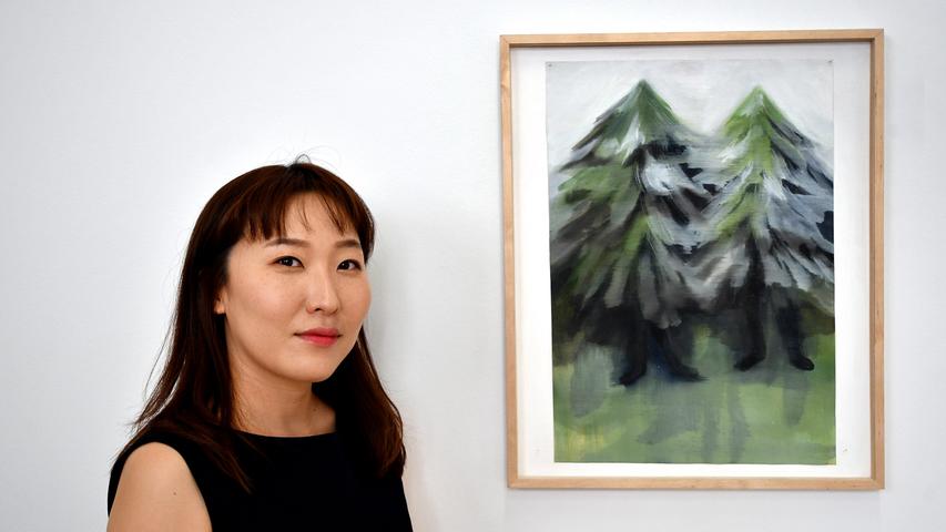 Sejin Kim bringt die Tannenbäume zum Laufen - auf einem zweiten Bild ragt eine dunkle Baumreihe vor einem leuchten weißen Berg auf: Auf ganz sanfte Weise erschafft die Malerin spannende Assoziationsräume. Dafür gab es den 3. Preis (3000 Euro).