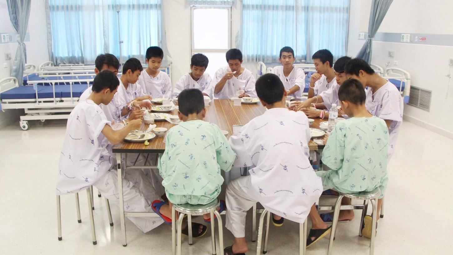 Die geretteten Fußballer im Krankenhaus in Chiang Rai.
