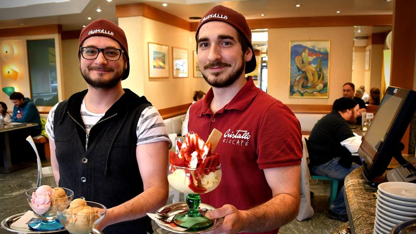 Fabio Giacin und sein Bruder Stefano Giacin (r.) begrüßen im Eiscafé Cristallo die Mögeldorfer Eisliebhaber. Ihr Eiscafé "Cristallo" hat es auf den dritten Platz geschafft.