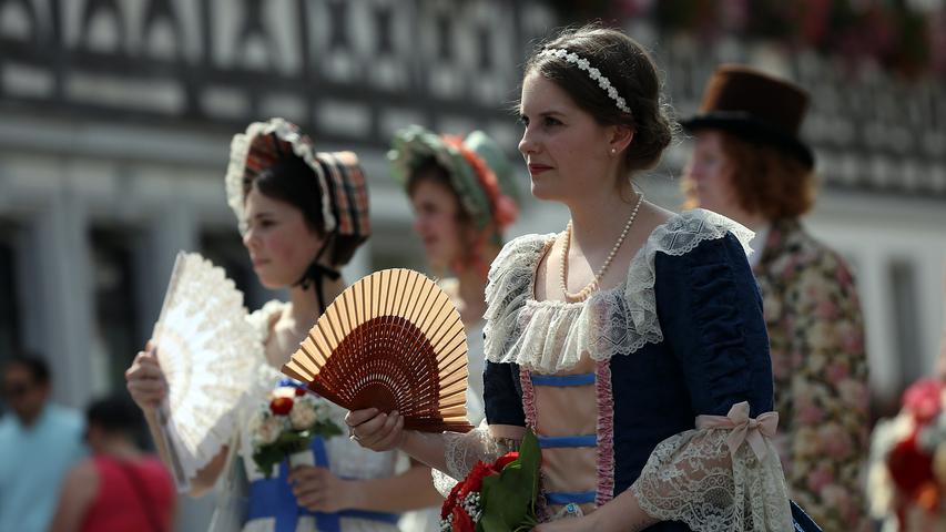 Rund 30 Forchheimerinnen und Forchheimer laufem beim Festumzug des Annafests in historischen Gewändern mit. Die Kleider stammen aus einem großen Fundus mit altdeutschen, Rokoko- und Biedermeier-Kostümen.