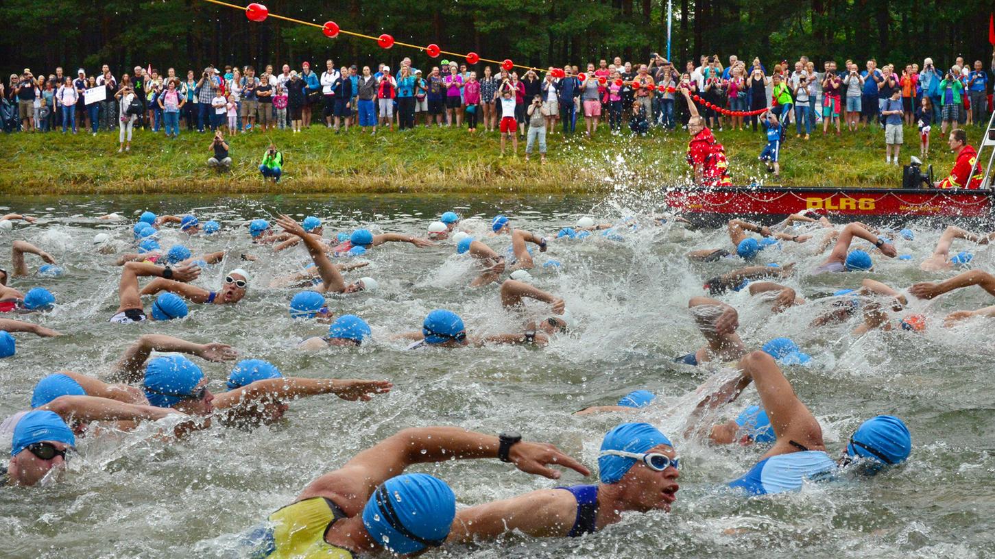 Das Wasser kocht: Am Sonntag um 9 Uhr stürzen sich die Athleten in den Main-Donau-Kanal. Das Wasser kocht: Am Sonntag um 9 Uhr stürzen sich die Athleten in den Main-Donau-Kanal.