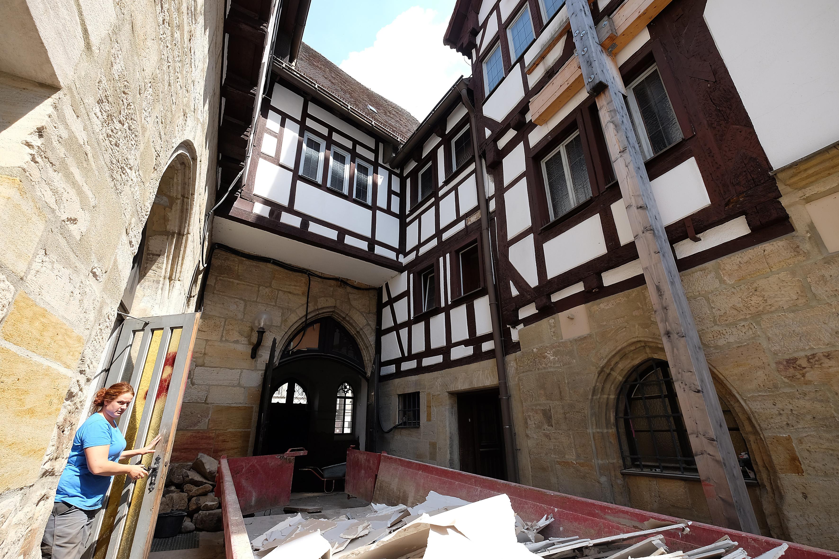 Der Schutt, der bei den Grabungen in den Rathaushallen anfällt, landet in einem großen Container.