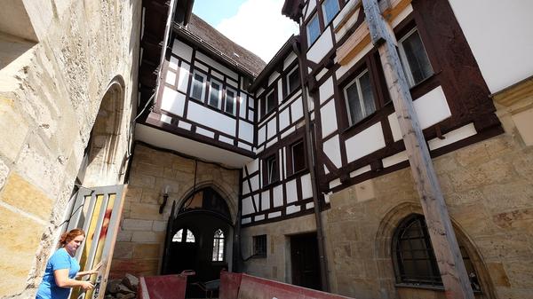 Der Schutt, der bei den Grabungen in den Rathaushallen anfällt, landet in einem großen Container.