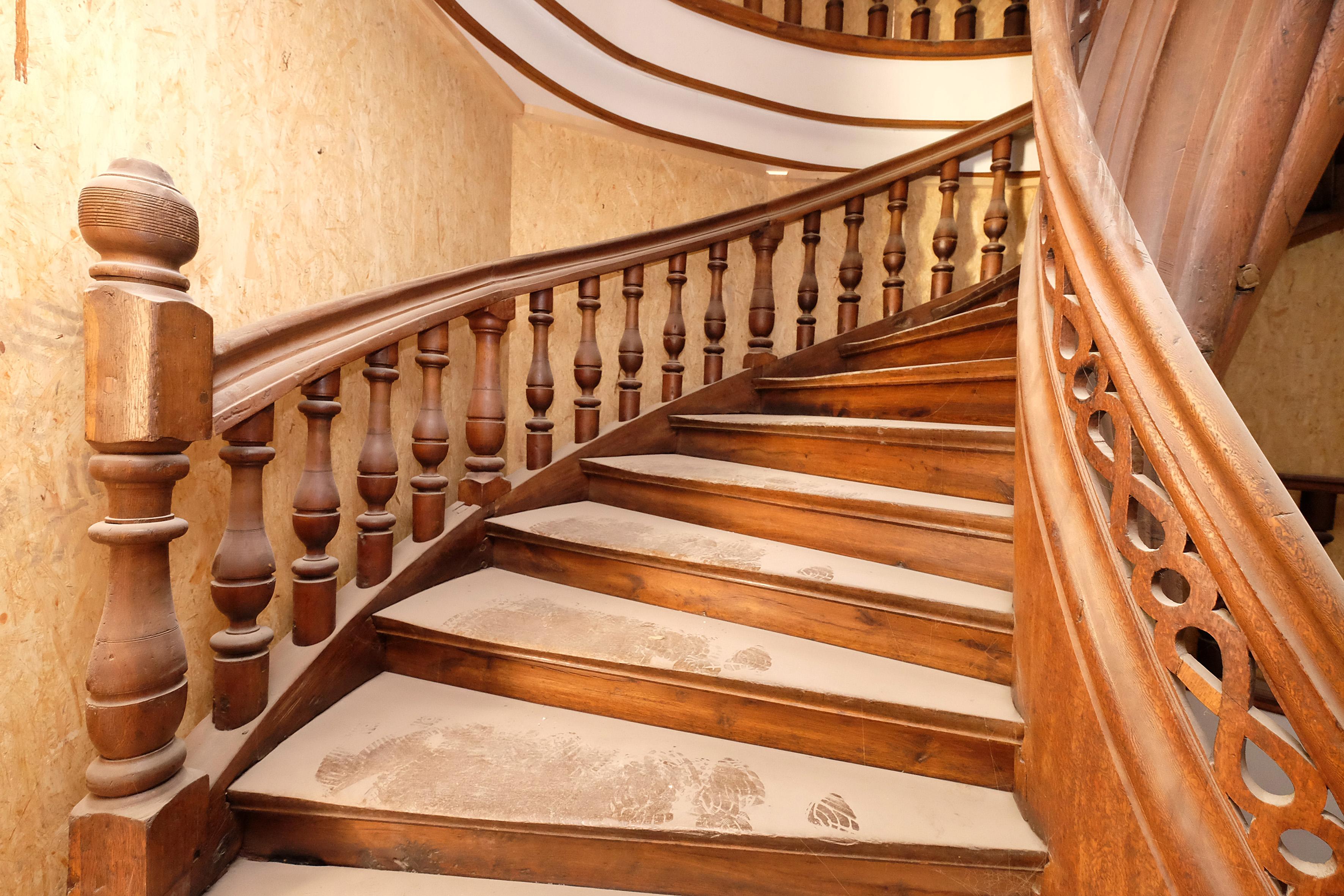 Die Treppe im Rathausrückgebäude ist äußerst wertvoll und wird während der Sanierung besonders geschützt.