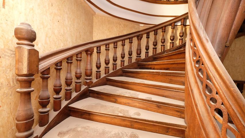 Die Treppe im Rathausrückgebäude ist äußerst wertvoll und wird während der Sanierung besonders geschützt.