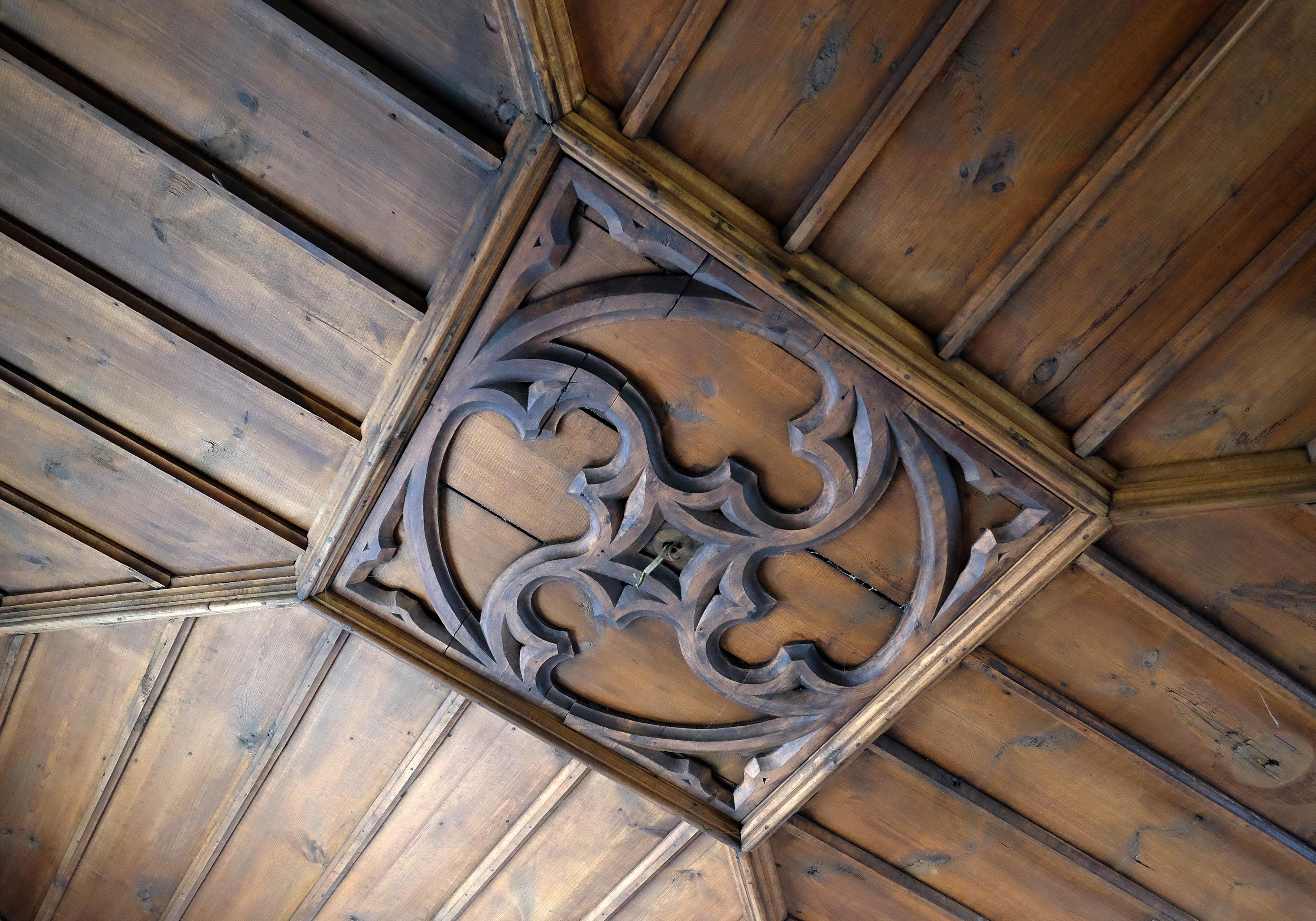 Ein Detail einer historischen Holzdecke.