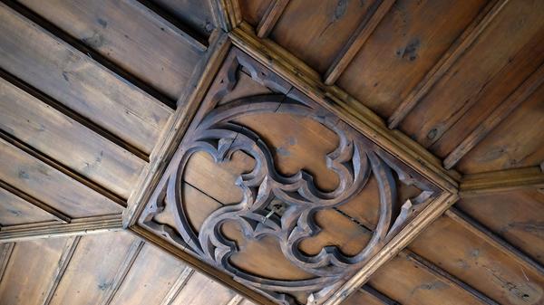 Ein Detail einer historischen Holzdecke.
