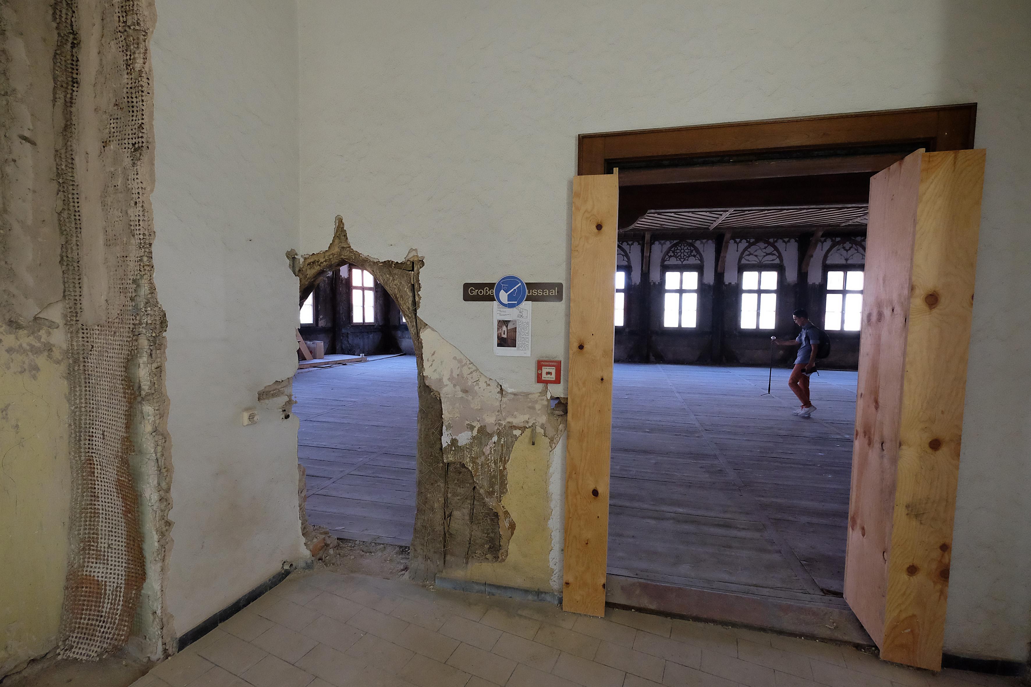 Die kleine Tür links wurde als Zugang zum Rathaussaal erst sichtbar, nachdem Gipskartonwände beseitigt worden waren.