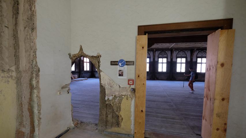 Die kleine Tür links wurde als Zugang zum Rathaussaal erst sichtbar, nachdem Gipskartonwände beseitigt worden waren.