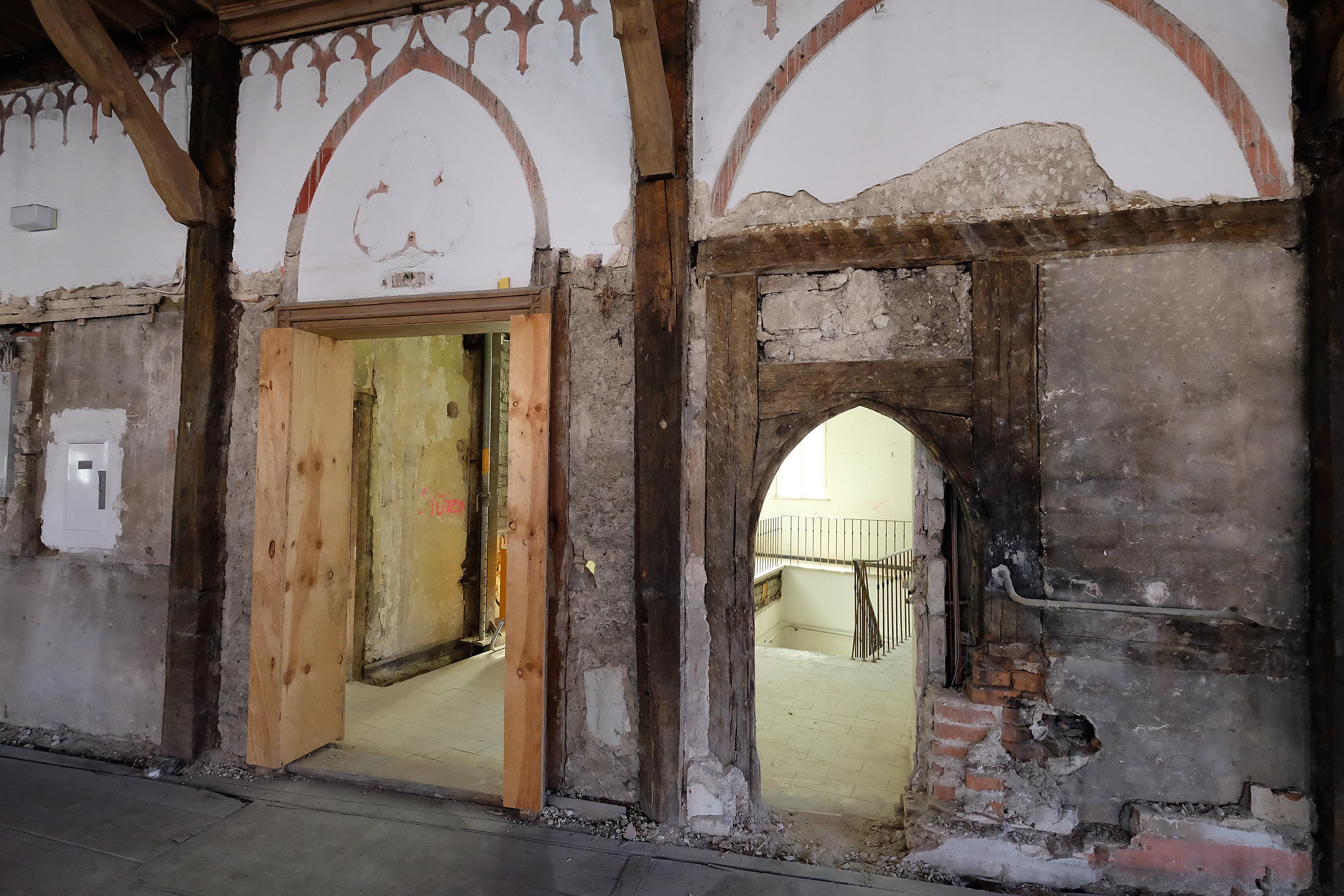 Die neu entdeckte, kleine Tür zum Rathaussaal (re.) von innen gesehen.