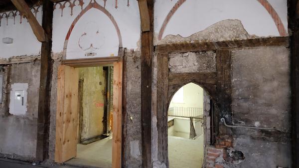 Die neu entdeckte, kleine Tür zum Rathaussaal (re.) von innen gesehen.