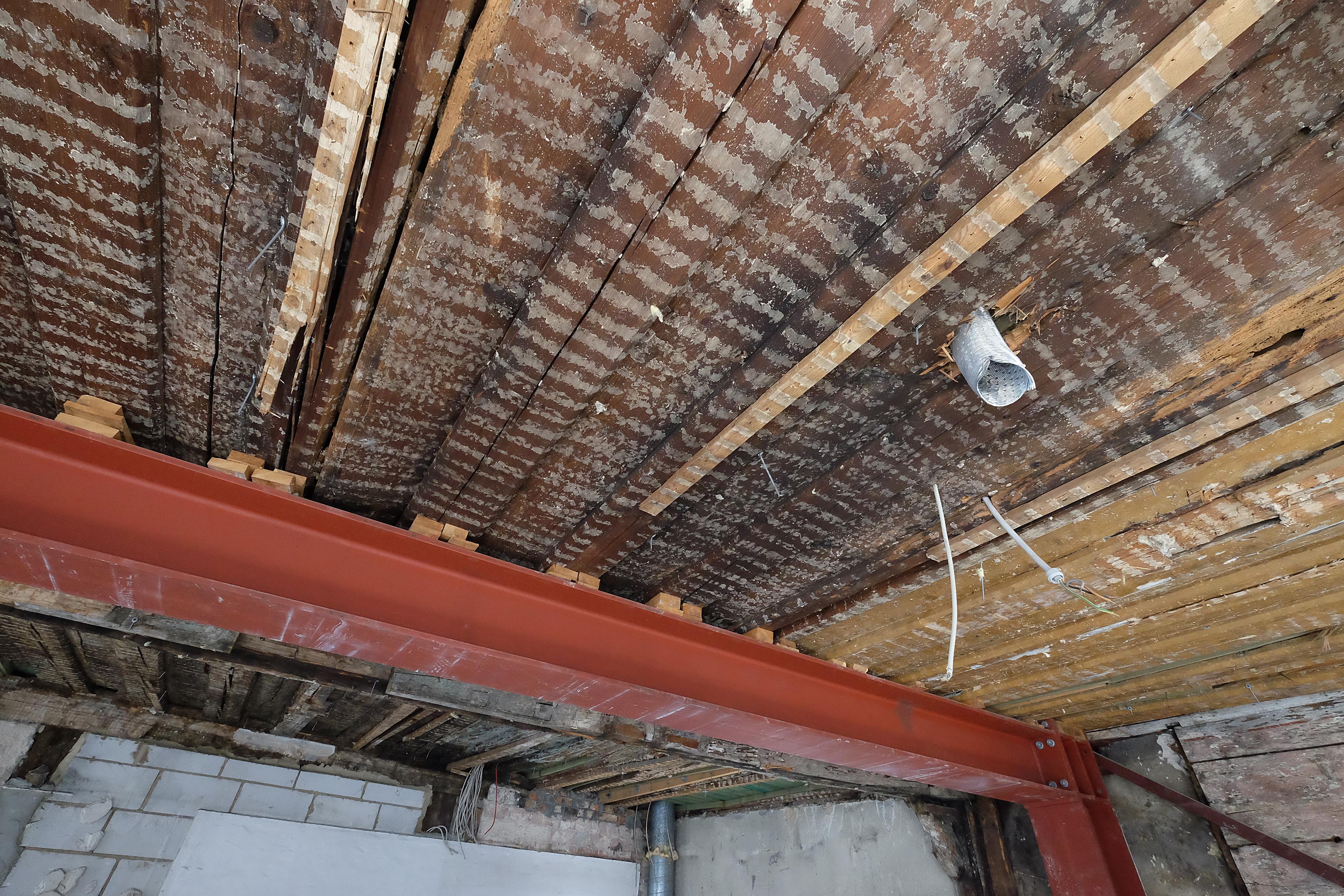 Stahlträger überall: Sie halten eine Last, bilden aber selber eine. Die statische Restaurierung des Hauptgebäudes ist eine der größten Herausforderungen der gesamten Sanierung.