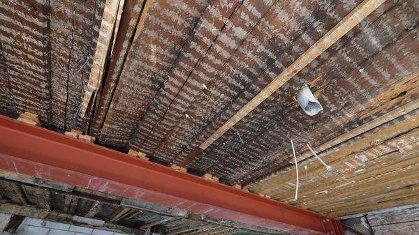 Stahlträger überall: Sie halten eine Last, bilden aber selber eine. Die statische Restaurierung des Hauptgebäudes ist eine der größten Herausforderungen der gesamten Sanierung.