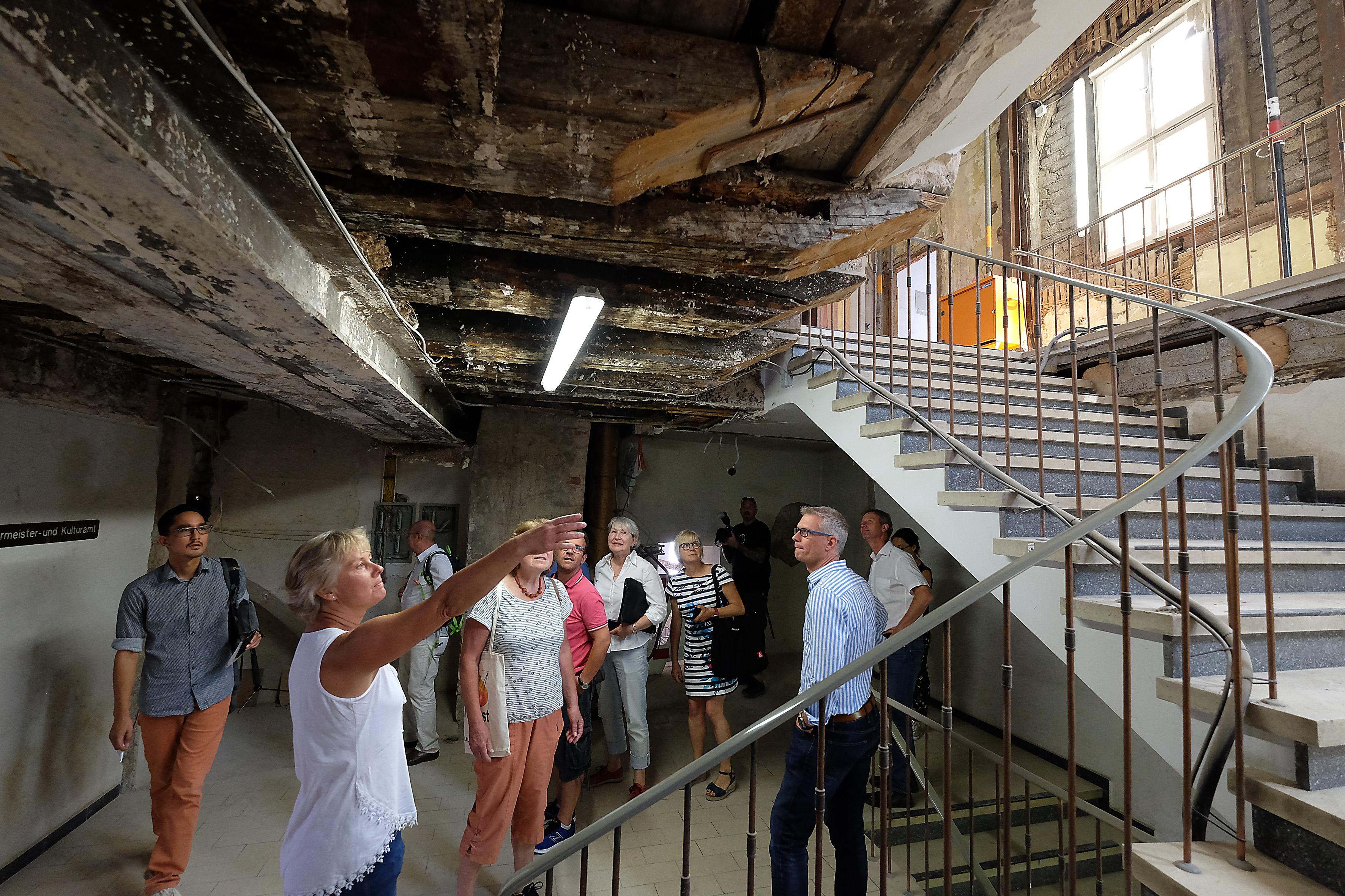 Das in den 1960er Jahren eingezogene Treppenhaus: Um die Decke für die Treppe zu öffnen, wurden kurzerhand die tragenden Balken durchtrennt und mit einem Stahlträger abgefangen.