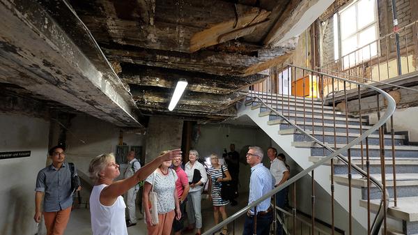 Das in den 1960er Jahren eingezogene Treppenhaus: Um die Decke für die Treppe zu öffnen, wurden kurzerhand die tragenden Balken durchtrennt und mit einem Stahlträger abgefangen.