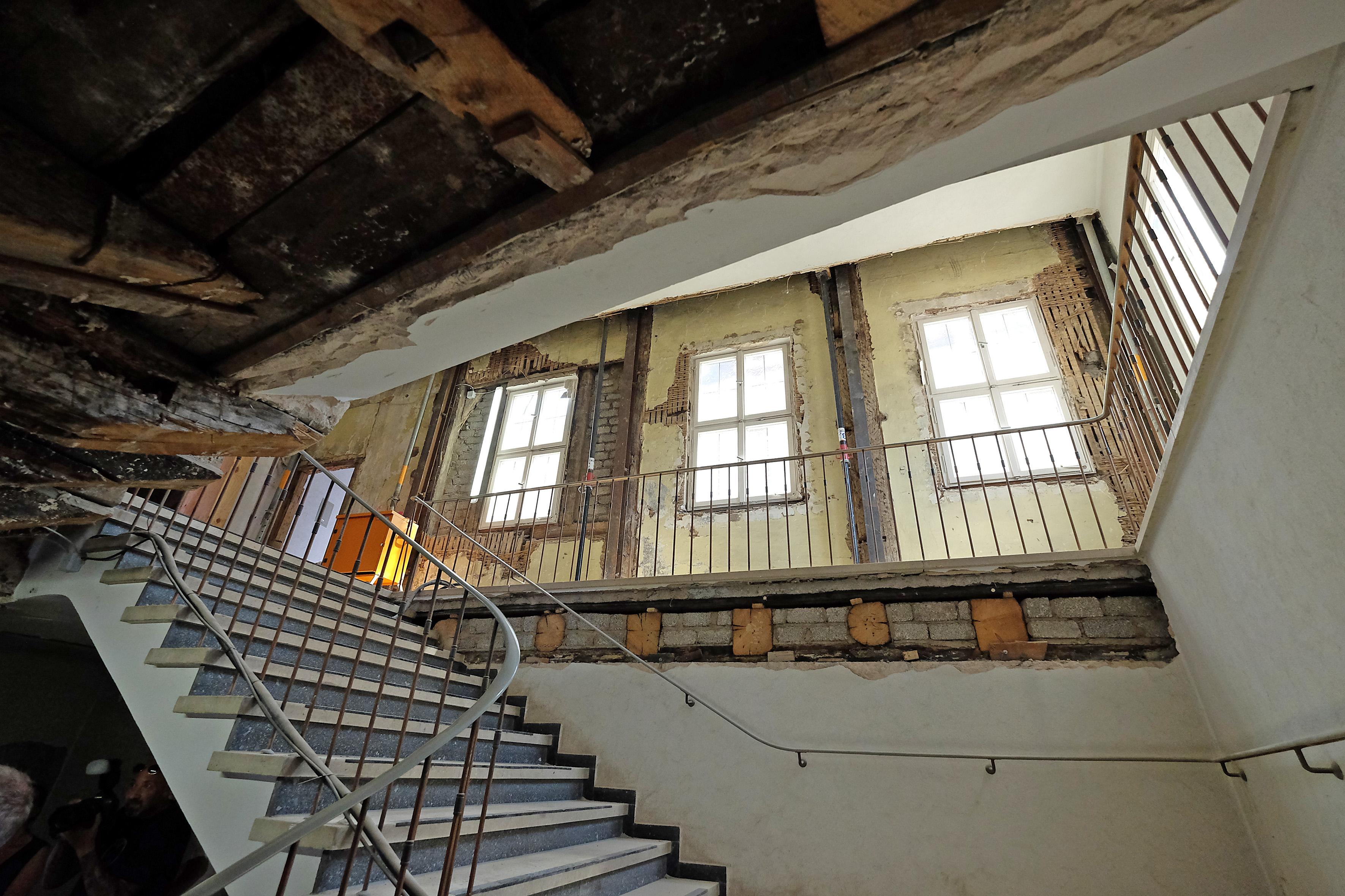 Hier sind die losen Enden der gekappten Balken gut zu erkennen. Das Treppenhaus wird wieder verschwinden. Dafür wird zwischen Hauptgebäude und Registratur ein Aufzug installiert.