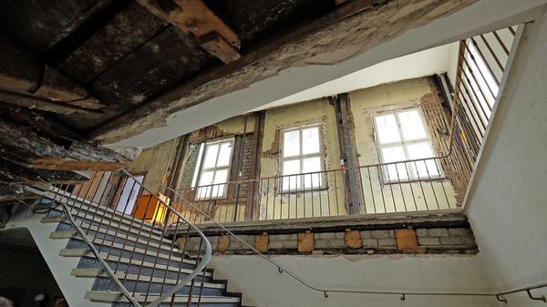 Hier sind die losen Enden der gekappten Balken gut zu erkennen. Das Treppenhaus wird wieder verschwinden. Dafür wird zwischen Hauptgebäude und Registratur ein Aufzug installiert.