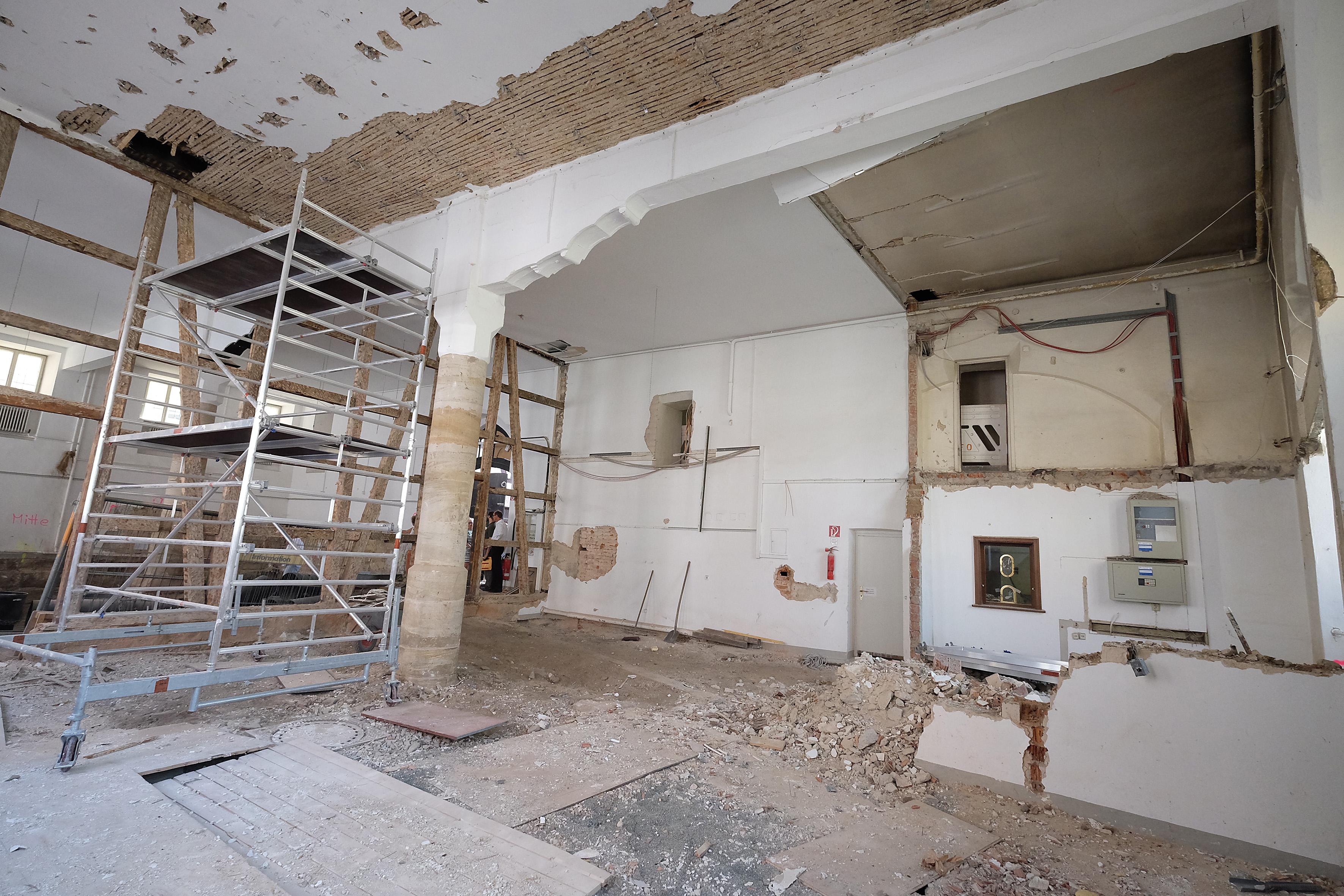 Die Rathaushallen werden unten und oben geöffnet. Unten wurden Gewölbereste, Kellerabgänge und Bodenreste gefunden, nebst Funden wie Würfel aus Bein, Spinnwirteln, Murmeln, Puppen aus dem späten Mittelalter und Tierknochen. Oben drüber liegt der Rathaussaal. Derzeit kann man durch eine Öffnung hindurchschauen.