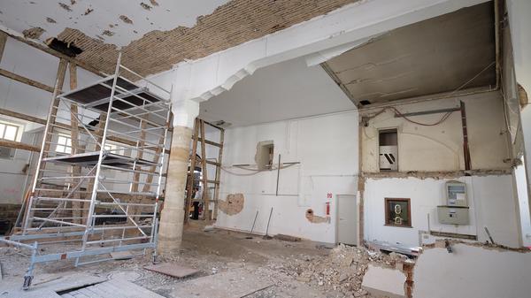 Die Rathaushallen werden unten und oben geöffnet. Unten wurden Gewölbereste, Kellerabgänge und Bodenreste gefunden, nebst Funden wie Würfel aus Bein, Spinnwirteln, Murmeln, Puppen aus dem späten Mittelalter und Tierknochen. Oben drüber liegt der Rathaussaal. Derzeit kann man durch eine Öffnung hindurchschauen.